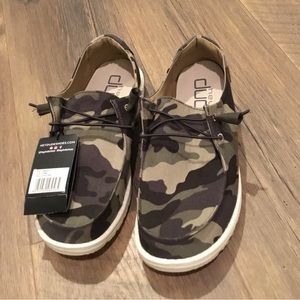 Women’s Camo Sz 7 *New with Tags*!